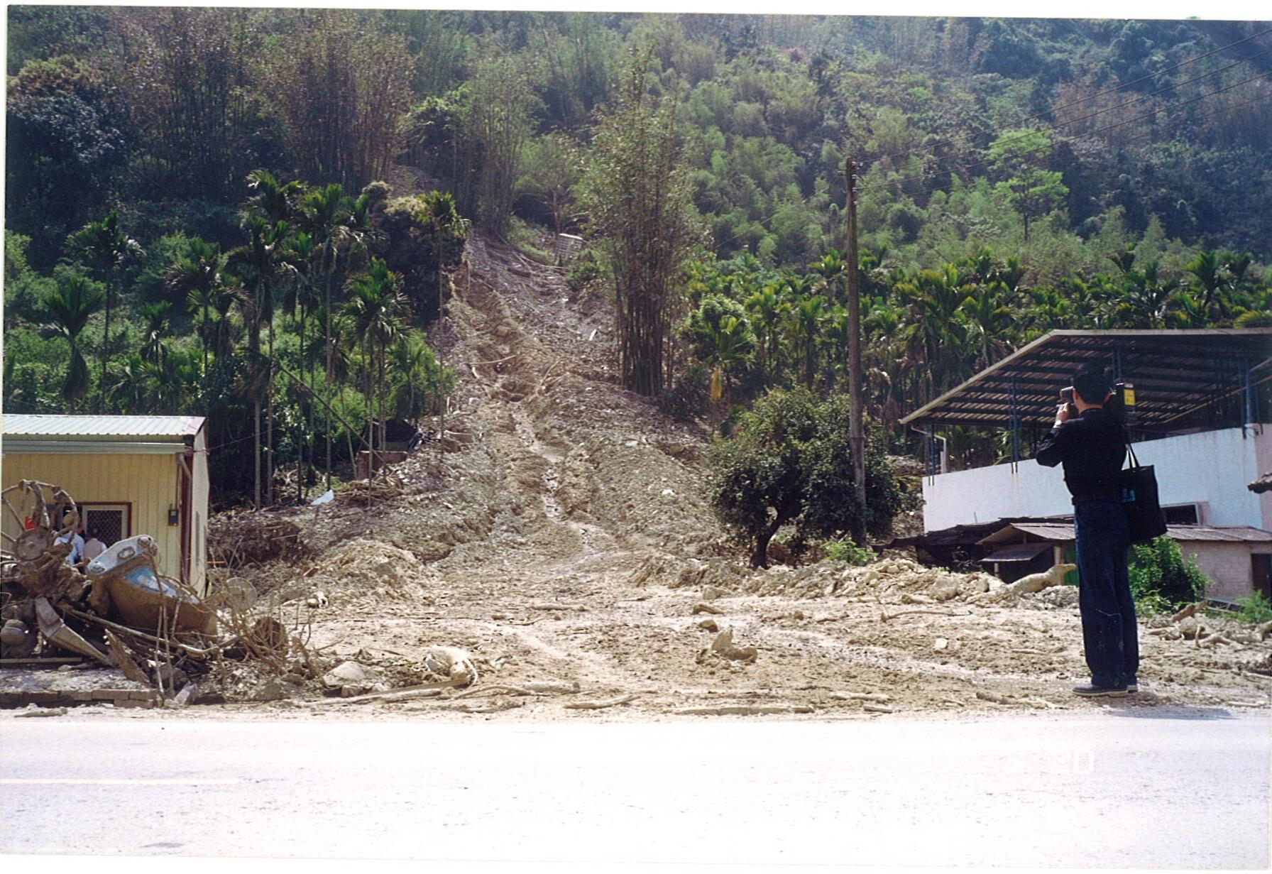 照片3  2000年3月豪雨造成南投縣埔里鎮蜈蚣里發生土石流(謝金德提供)